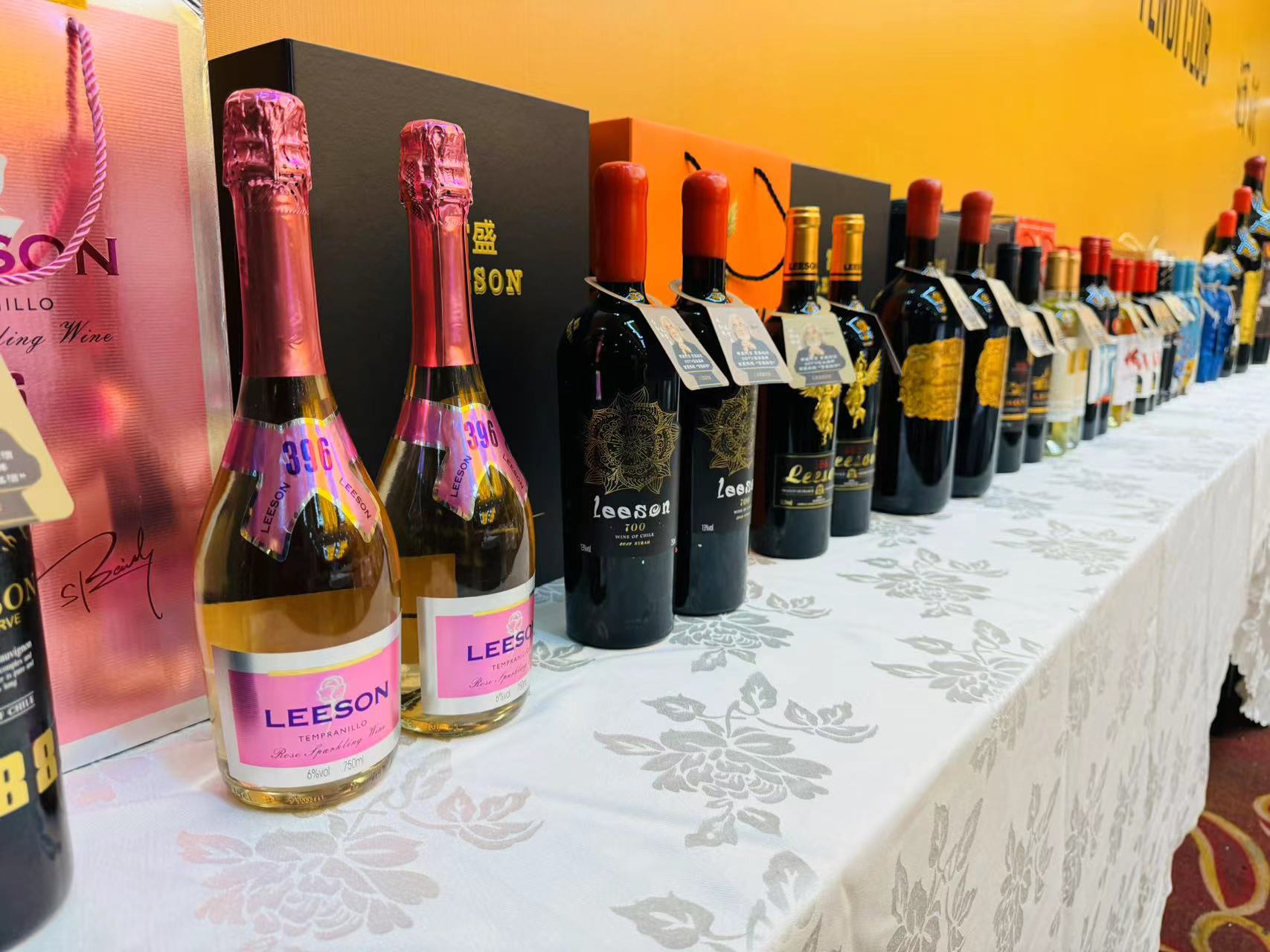 品鑒中的禮儀與文化：如何正確地享受與分享紅酒